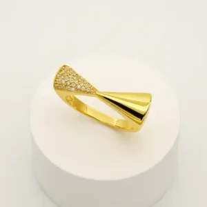 Modern-Twist-Gold-Ring-with-Pave-Crystal-Accent-–-Sleek-Contemporary-Style